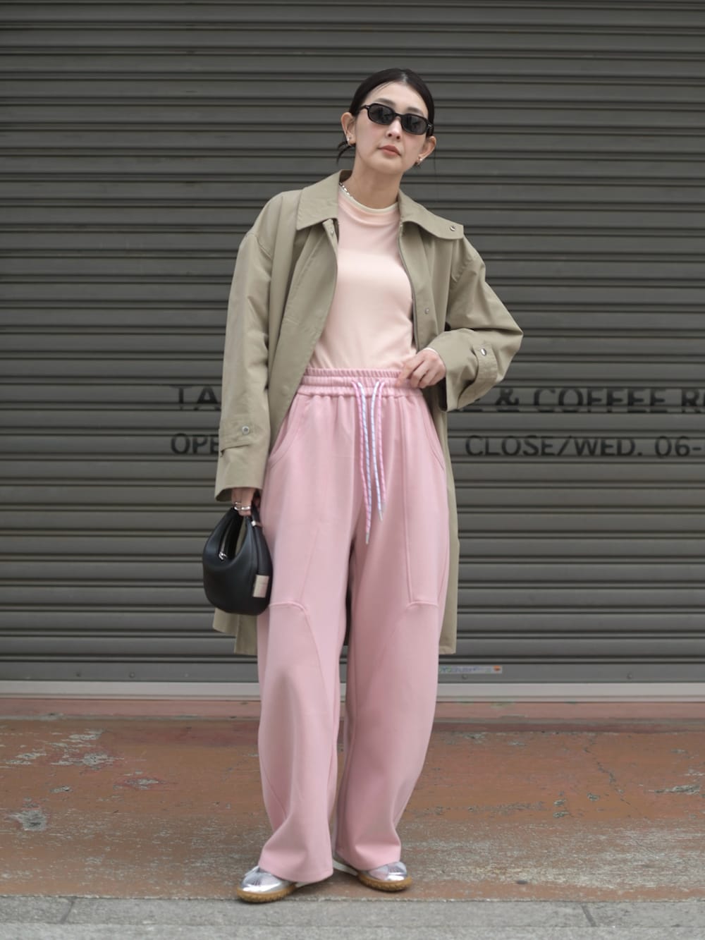 ピンク系のTシャツ/カットソー、ピンク系のスウェットパンツ、シルバー系のスニーカーを着用したレディースの春コーディネートの5枚目の写真