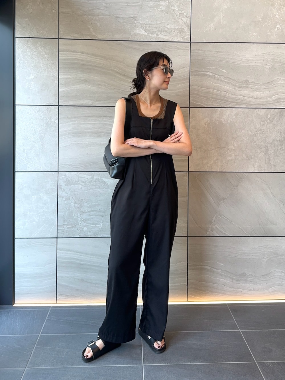 ブラック系のサロペット/オーバーオール、ブラック系のサンダル、ブラック系のショルダーバッグを着用したレディースの夏コーディネートの2枚目の写真