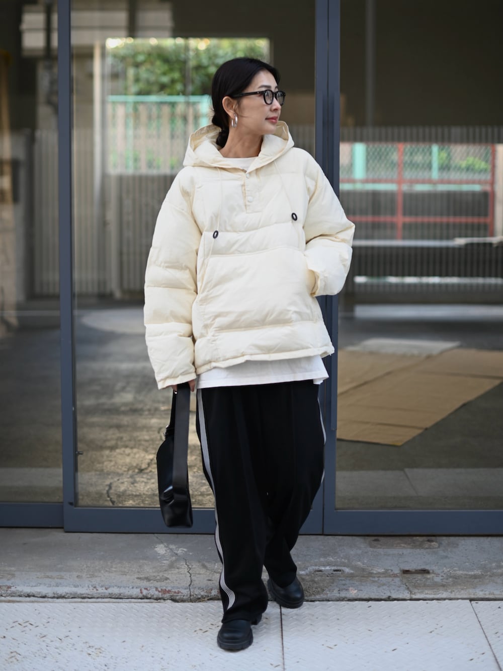 ブラック系のダウンジャケット/コート、ブラック系のショルダーバッグを着用したレディースの冬コーディネートの5枚目の写真