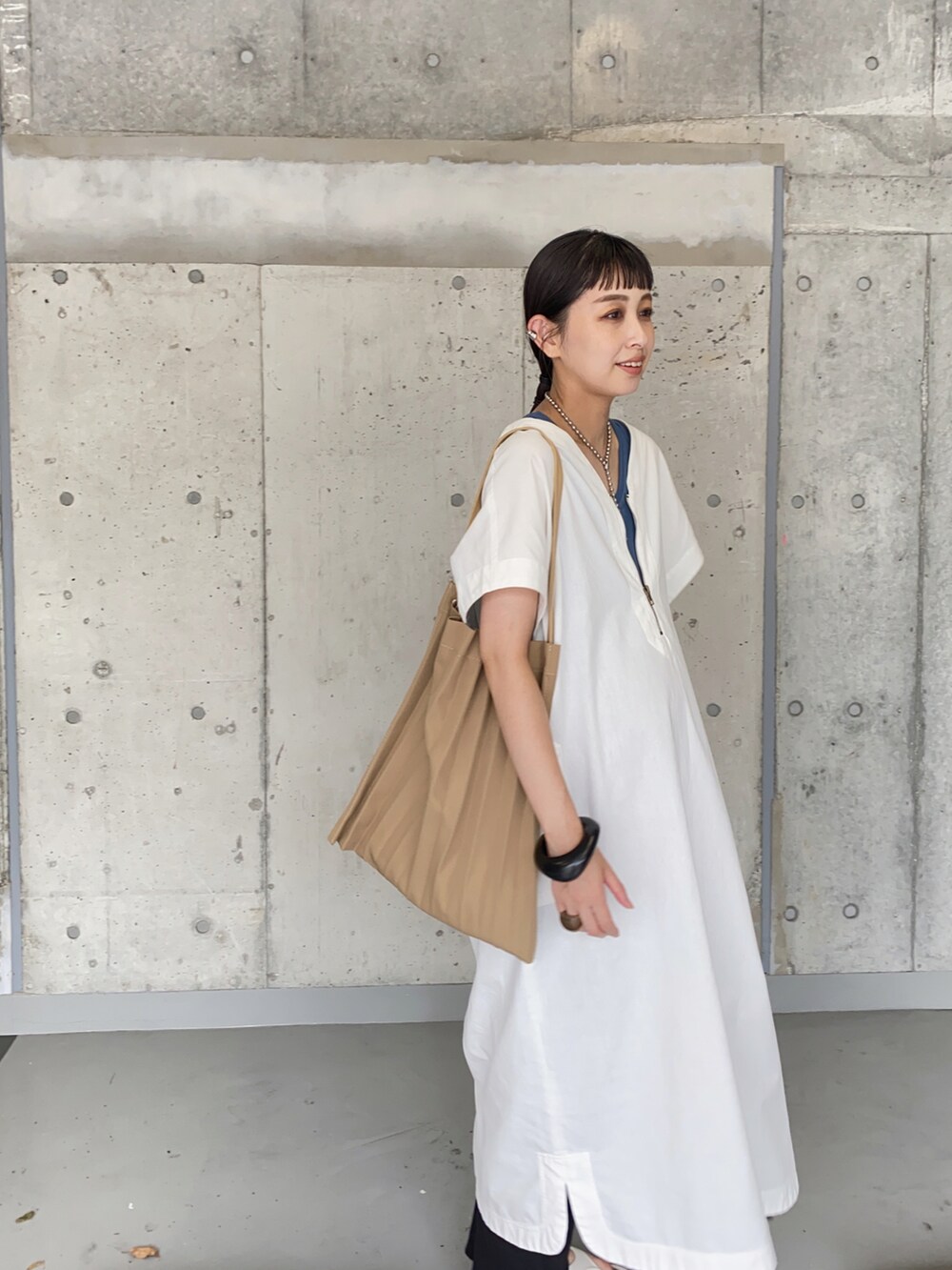 ブルー系のタンクトップ、ホワイト系のサンダル、シルバー系のネックレスを着用したレディースの夏コーディネートの2枚目の写真