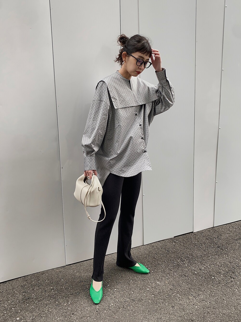 ホワイト系のショルダーバッグ、ブラック系のシャツ/ブラウスを着用したレディースの春コーディネートの2枚目の写真