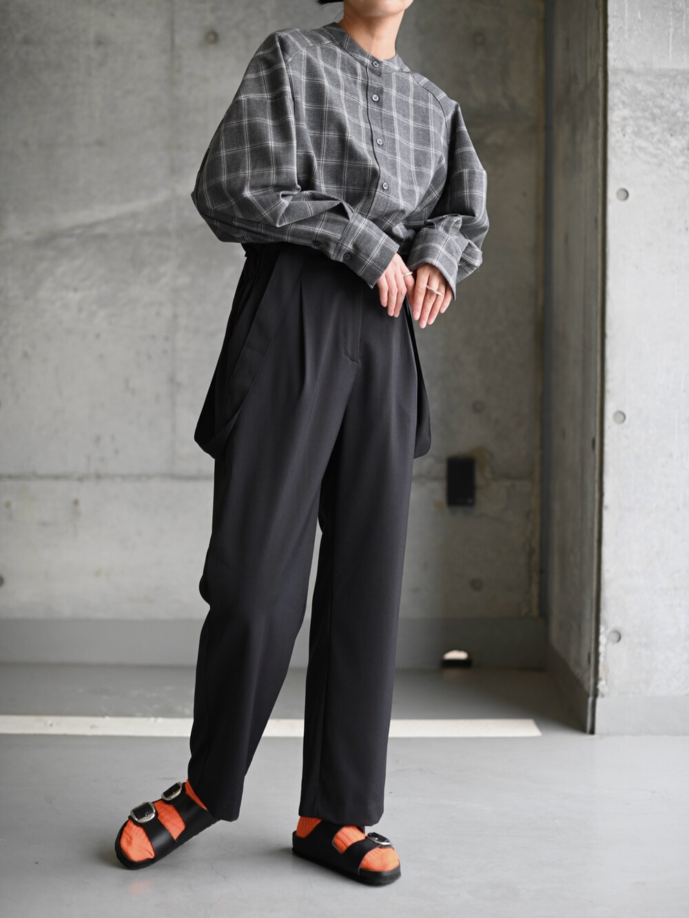 グレー系のシャツ/ブラウス、グレー系のスラックス、ブラック系のサンダルを着用したレディースの冬コーディネートの3枚目の写真