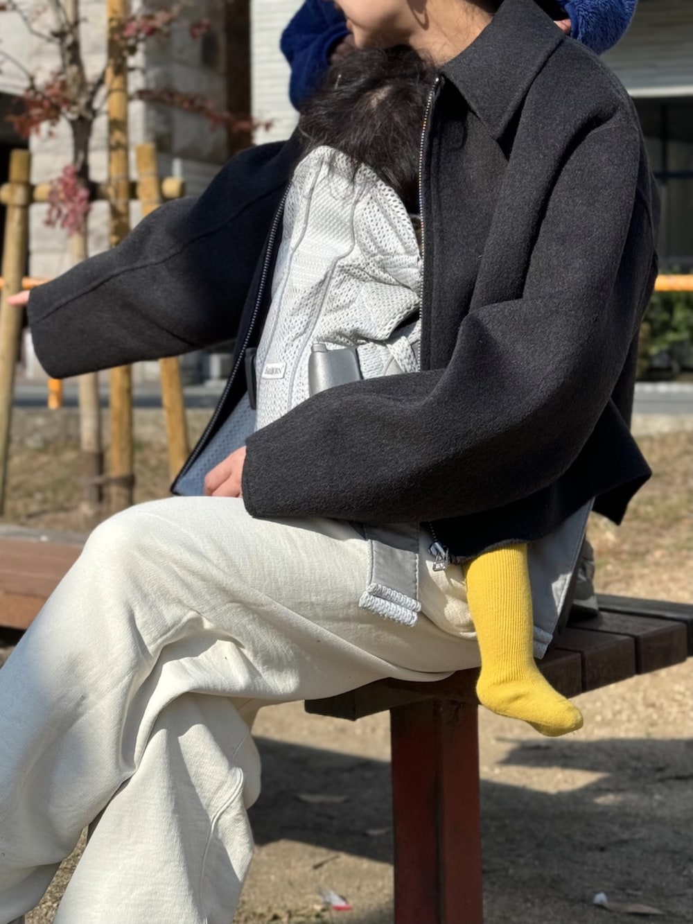 グレー系のブルゾン、ブラック系のメガネを着用したレディースの冬コーディネートの2枚目の写真