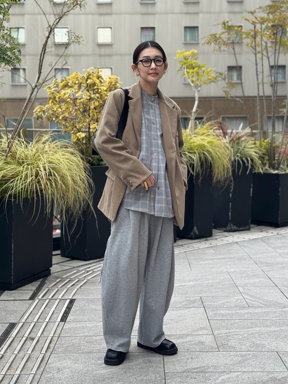 グレー系のシャツ/ブラウス、グレー系のスウェットパンツ、ブラック系のローファーを着用したレディースの春コーディネートの5枚目の写真