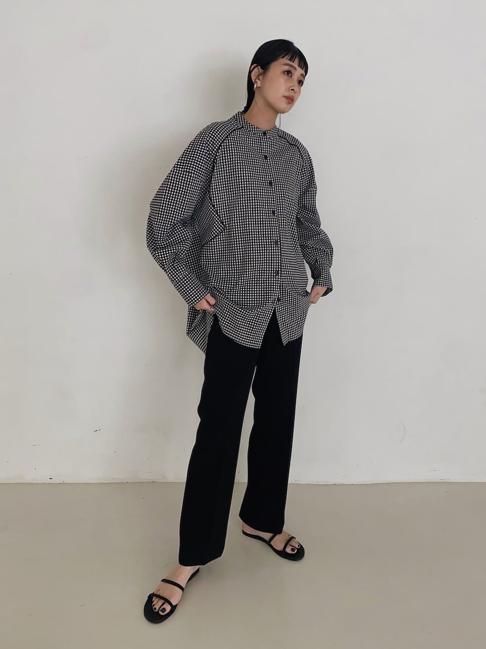 ブラック系のシャツ/ブラウス、ブラック系のその他パンツ、ブラック系のサンダルを着用したレディースの春コーディネートの2枚目の写真