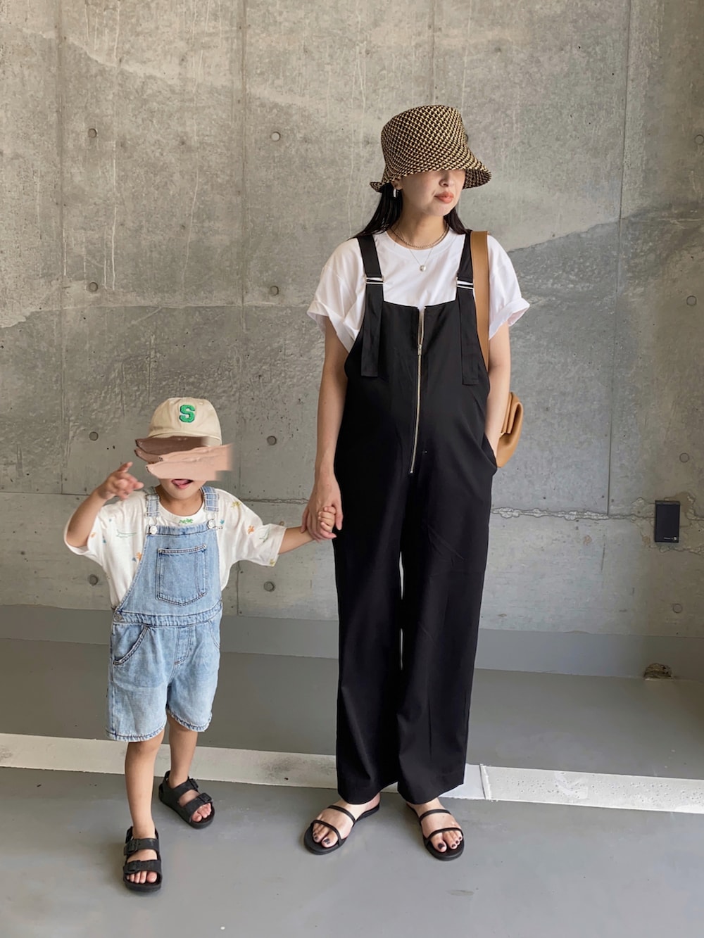 ブラック系のサロペット/オーバーオール、ブラック系のサンダル、ブラック系のサンダルを着用したレディースの夏コーディネートの2枚目の写真