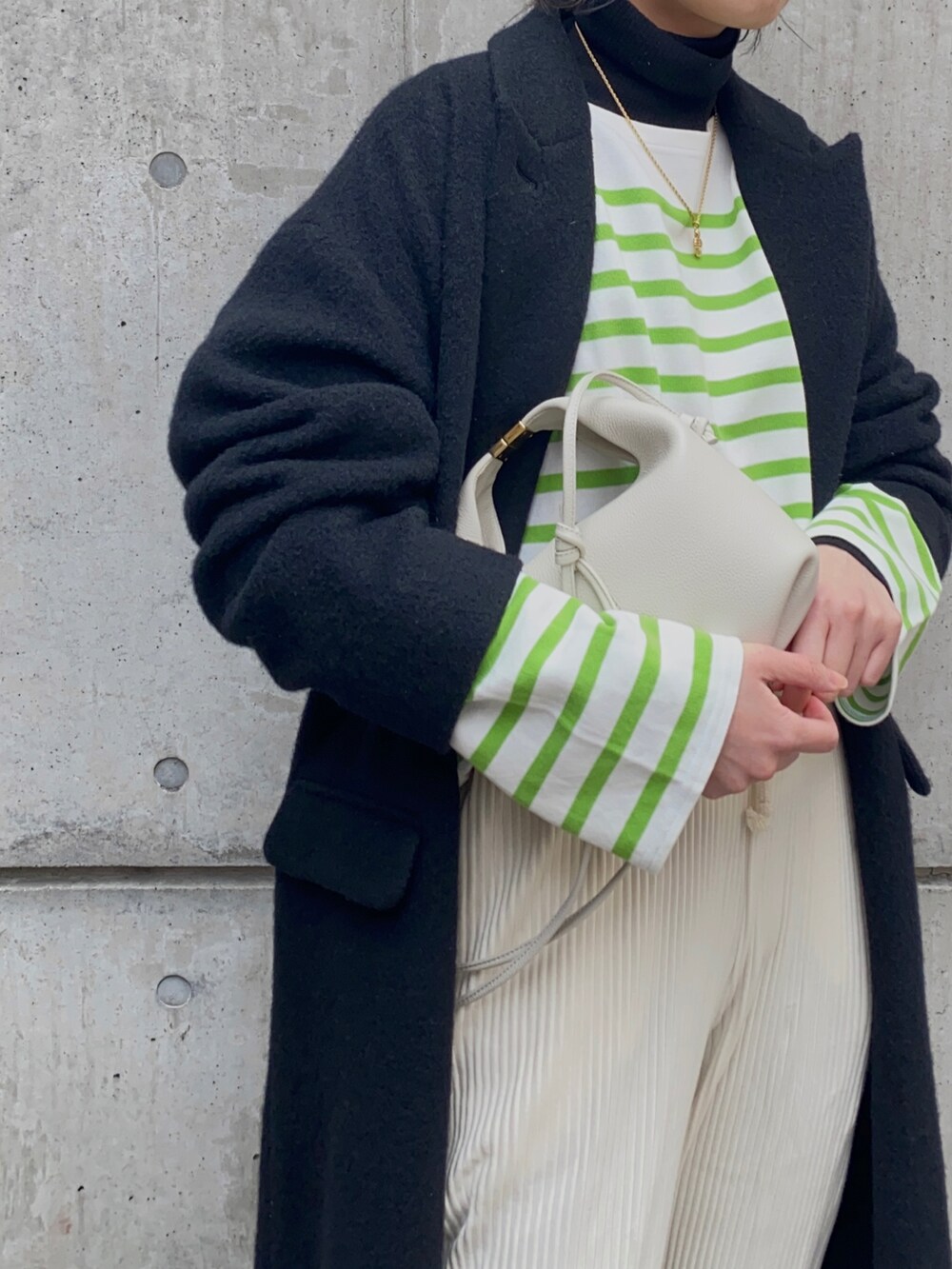 グリーン系のTシャツ/カットソー、ホワイト系のその他パンツ、ブラック系のローファーを着用したレディースの冬コーディネートの4枚目の写真