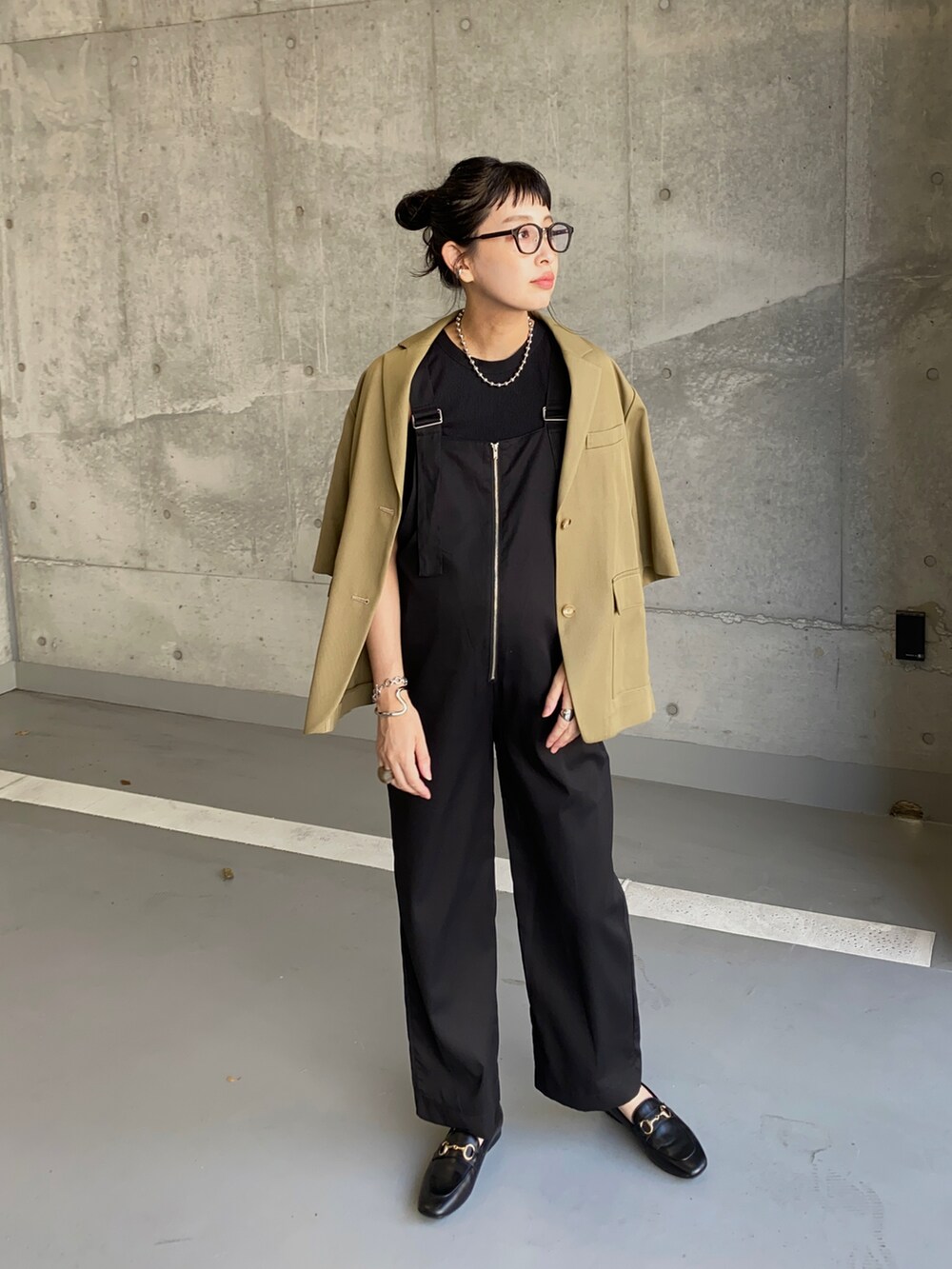 ブラック系のサロペット/オーバーオール、ブラック系のローファー、シルバー系のネックレスを着用したレディースの秋コーディネートの2枚目の写真