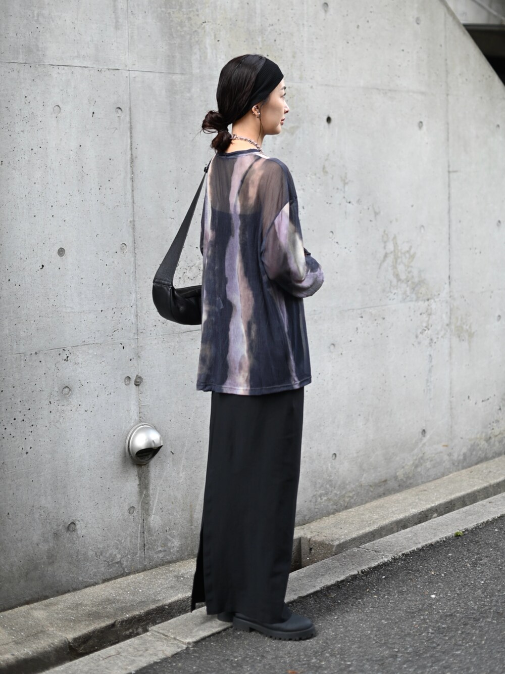 ブルー系のTシャツ/カットソー、ブラック系のショルダーバッグ、ブラック系のスリッポンを着用したレディースの秋コーディネートの3枚目の写真