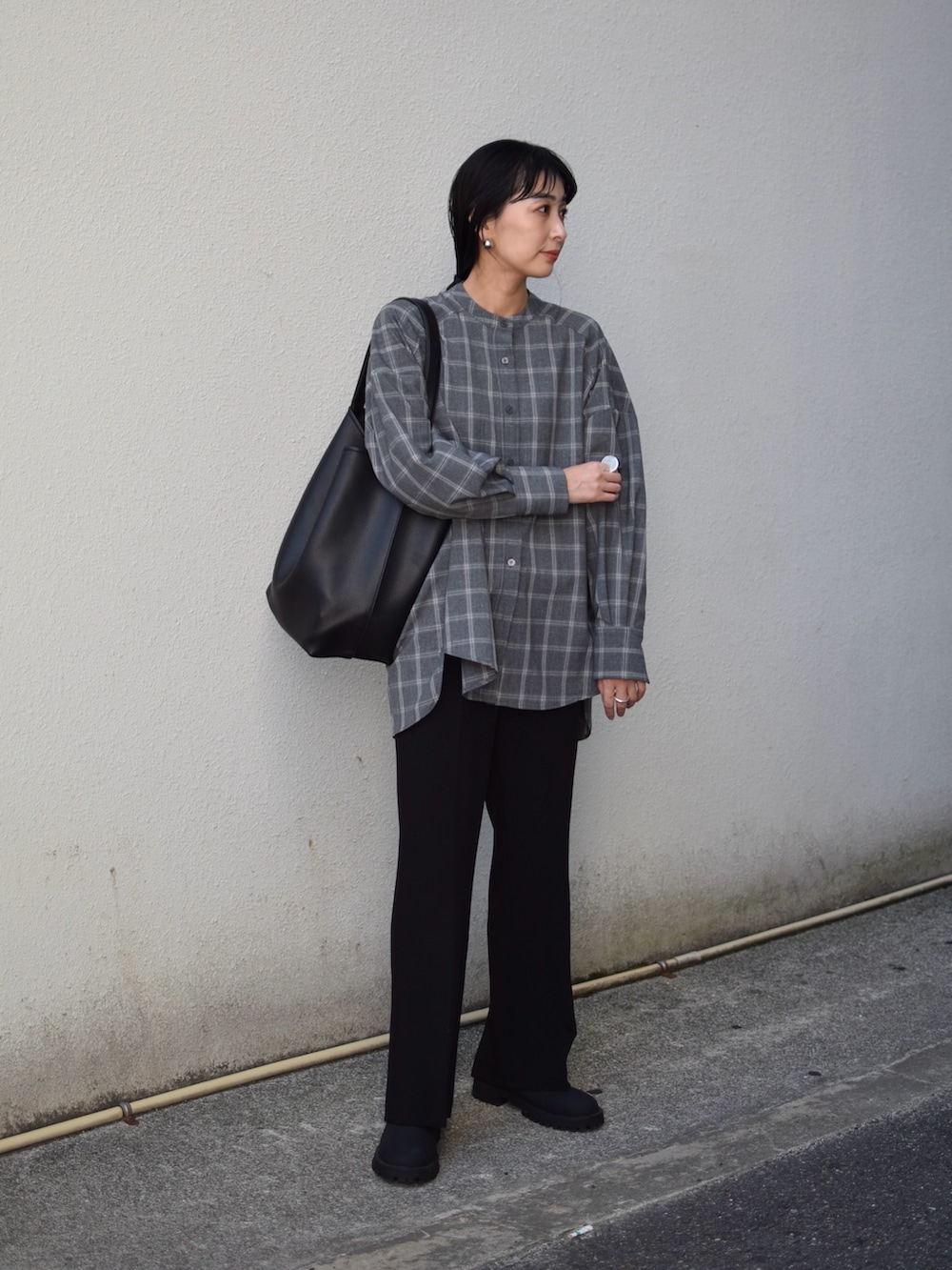 グレー系のシャツ/ブラウス、ブラック系のショルダーバッグ、ブラック系のその他パンツを着用したレディースの冬コーディネートの2枚目の写真