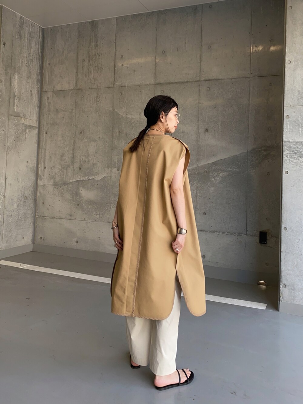 ベージュ系のその他アウターを着用したレディースの夏コーディネートの2枚目の写真