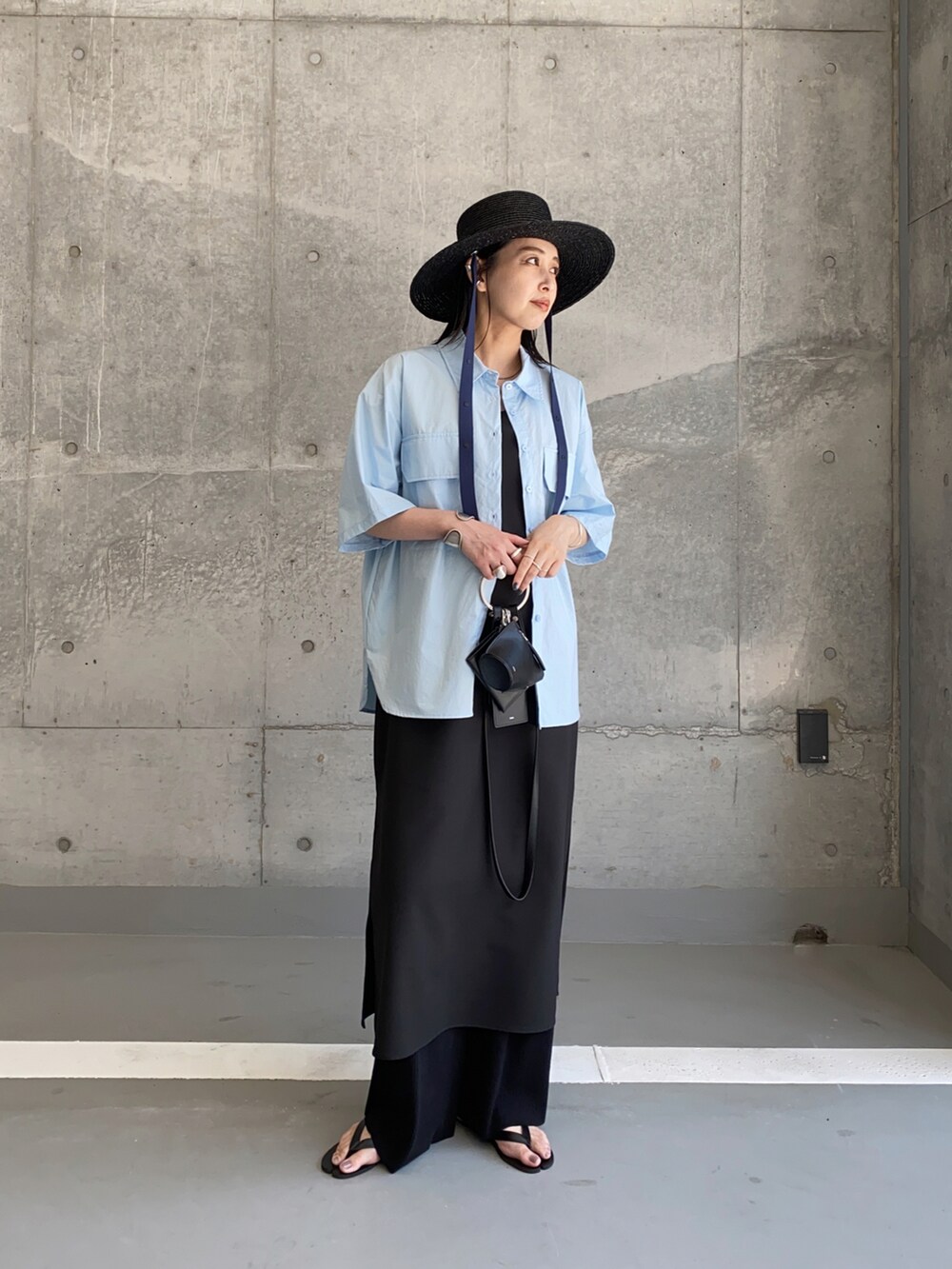 ブルー系のシャツ/ブラウス、ブラック系のショルダーバッグ、ブラック系のハットを着用したレディースの秋コーディネートの2枚目の写真