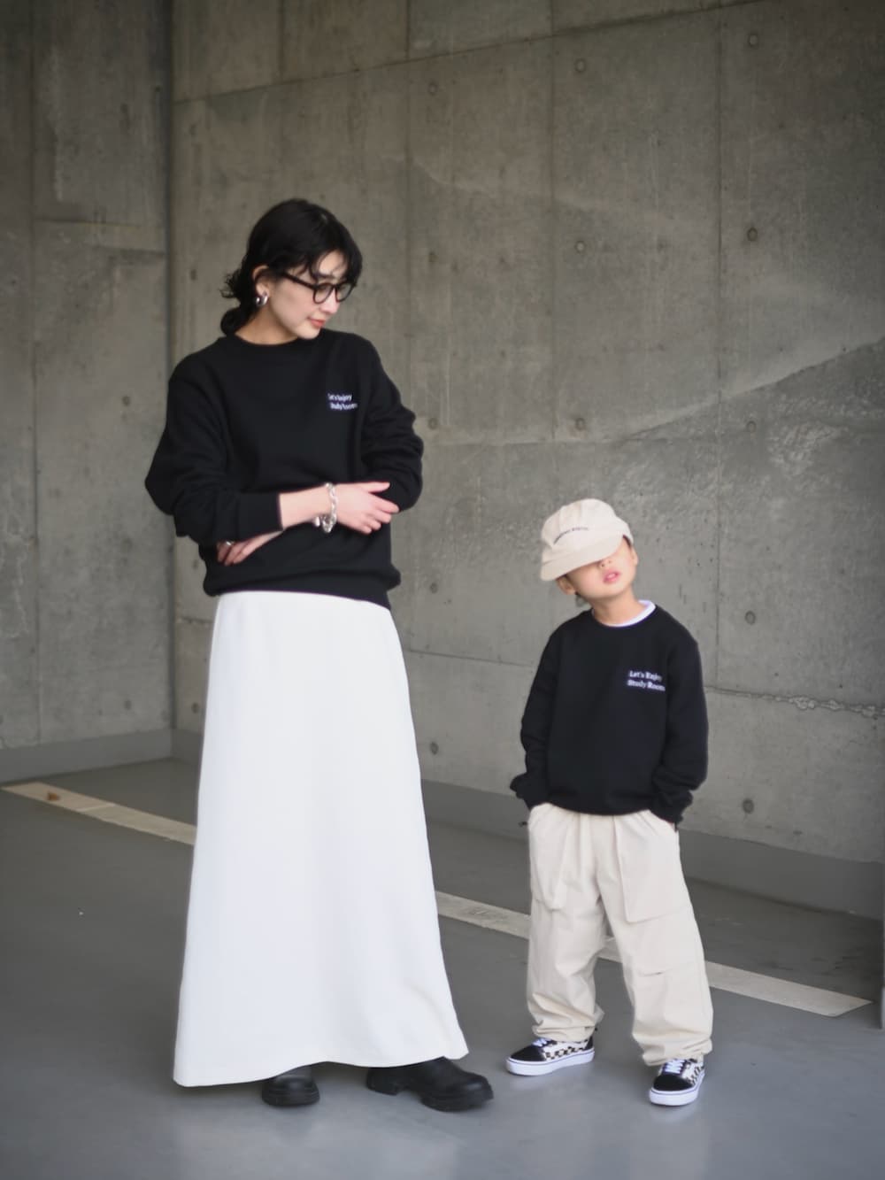 ブラック系のスウェット、ブラック系のブーツ、ブラック系のスウェットを着用したレディースの秋コーディネートの3枚目の写真