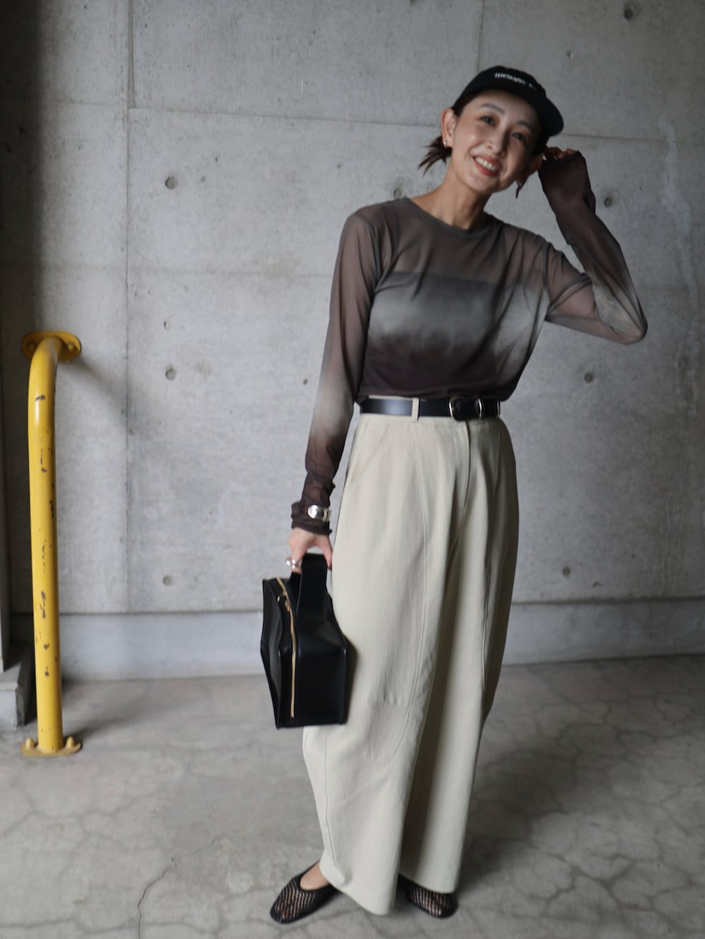 ベージュ系のチノパンツ、ブラック系のバレエシューズ、ブラウン系のTシャツ/カットソーを着用したレディースの秋コーディネートの4枚目の写真