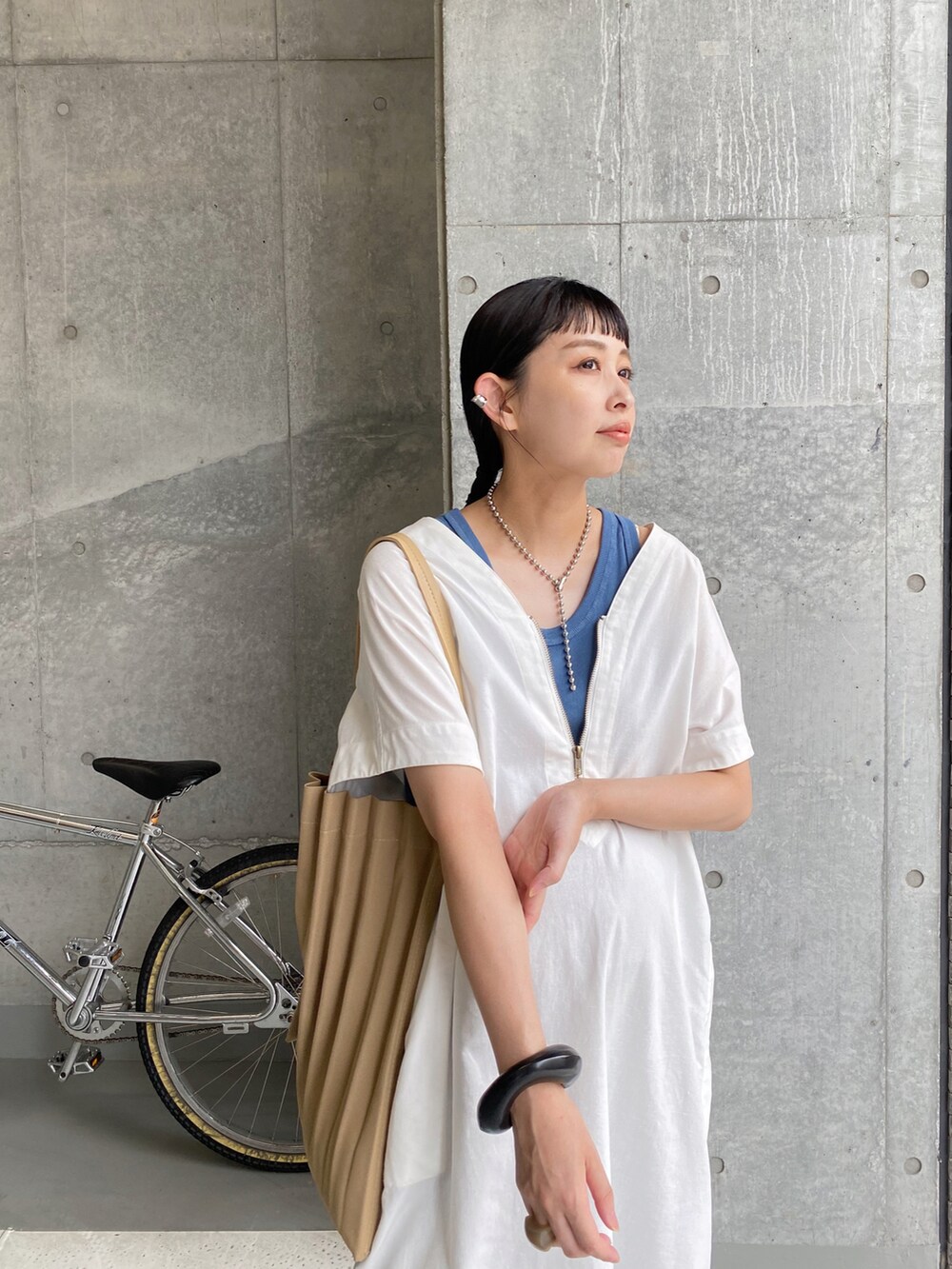 ブルー系のタンクトップ、ホワイト系のサンダル、シルバー系のネックレスを着用したレディースの夏コーディネートの4枚目の写真