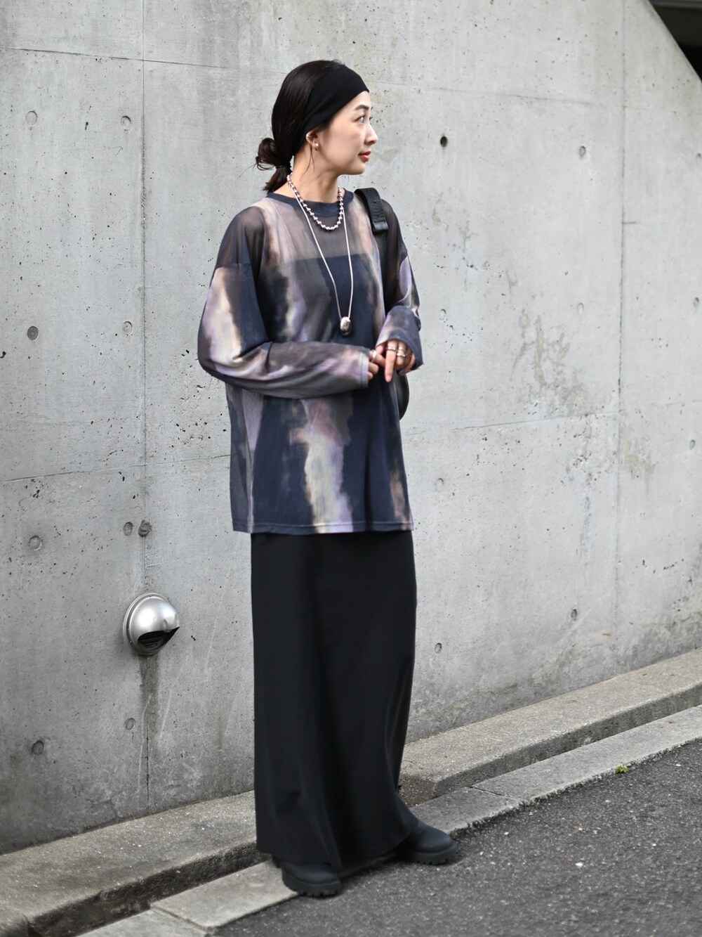 ブルー系のTシャツ/カットソー、ブラック系のショルダーバッグ、ブラック系のスリッポンを着用したレディースの秋コーディネートの2枚目の写真