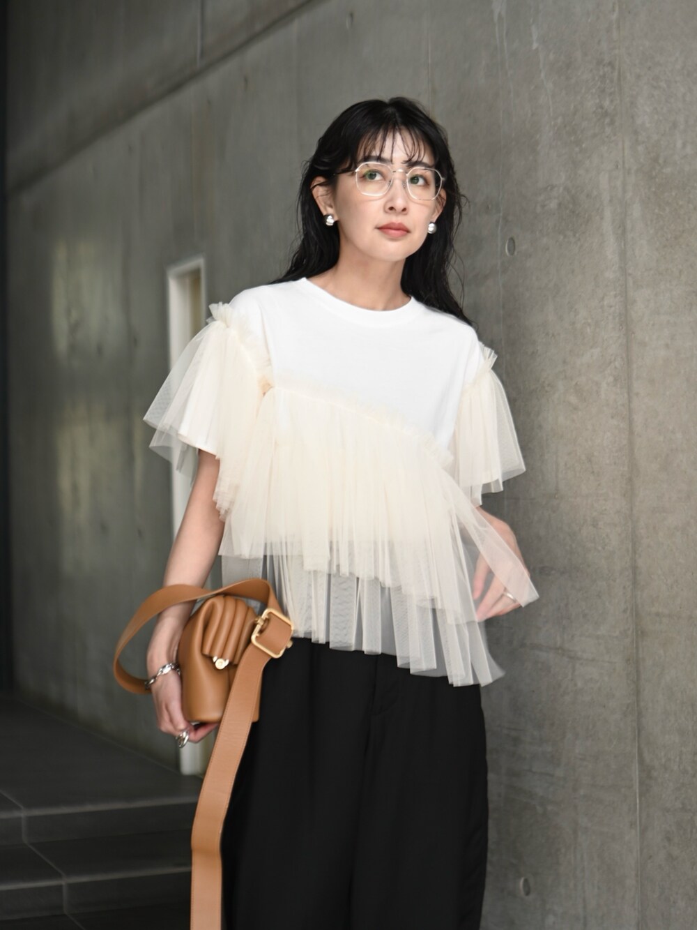 ホワイト系のTシャツ/カットソー、ブラウン系のショルダーバッグ、ブラック系のその他パンツを着用したレディースの春コーディネートの3枚目の写真