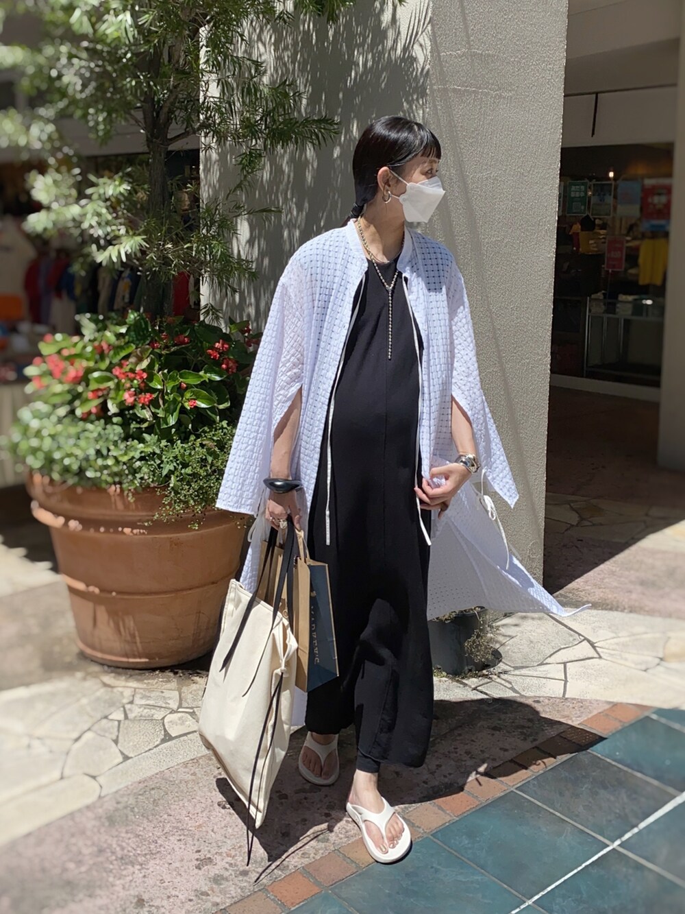 ホワイト系のワンピース、ブラック系のワンピース、ホワイト系のサンダルを着用したレディースの夏コーディネートの3枚目の写真