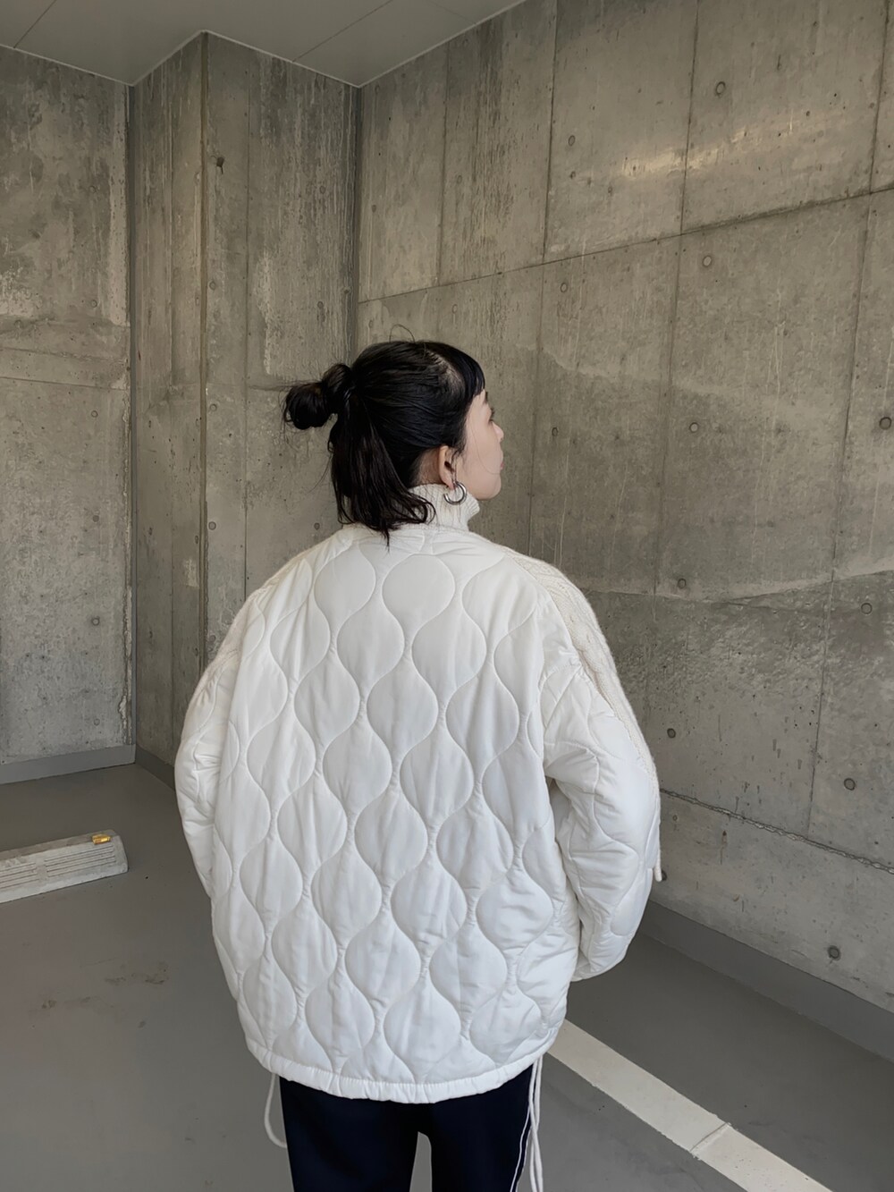 ホワイト系のニット/セーター、ブラック系のその他パンツを着用したレディースの冬コーディネートの2枚目の写真