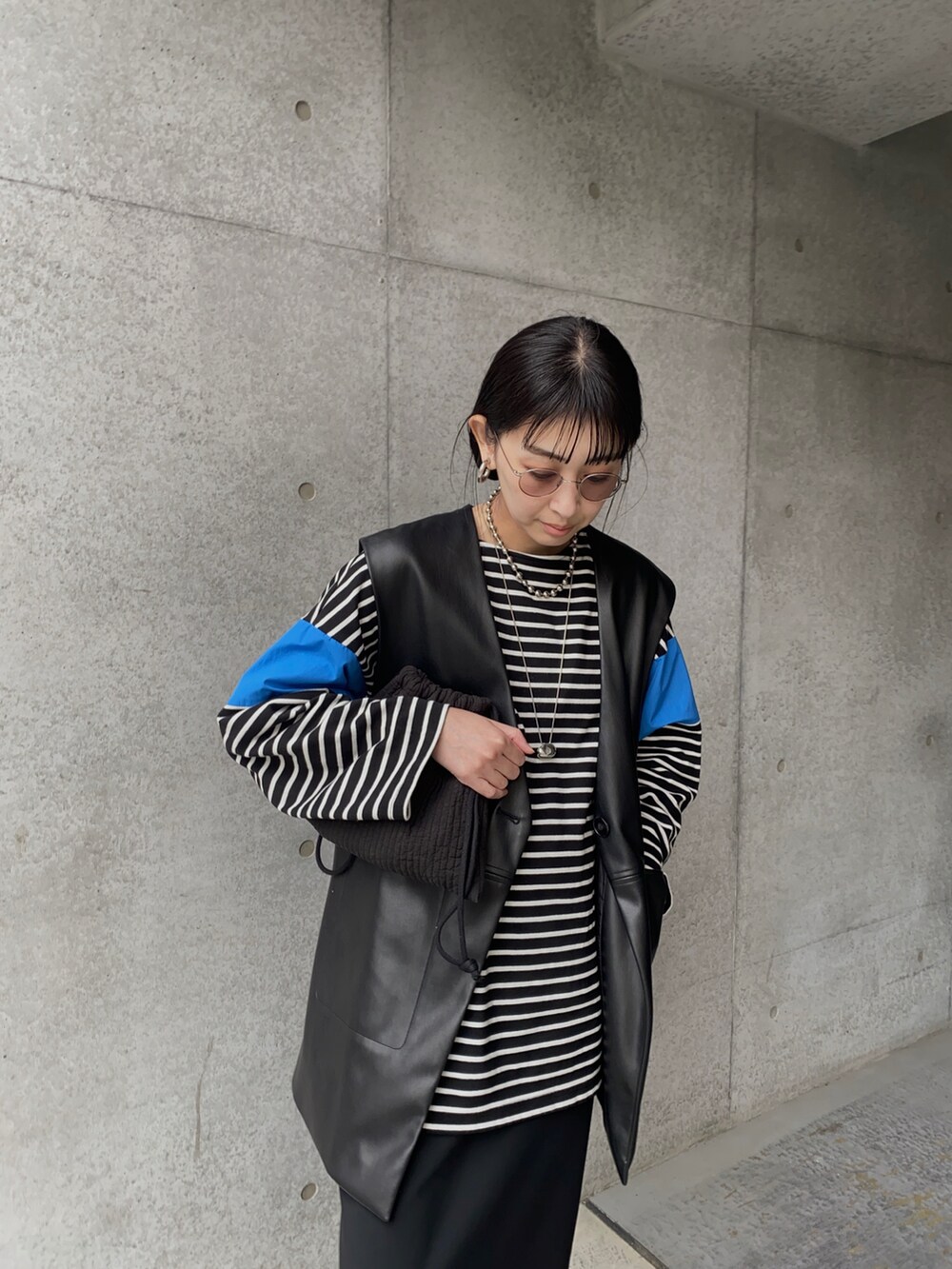 ブルー系のTシャツ/カットソー、ブラック系のスカート、ブラック系のバレエシューズを着用したレディースの春コーディネートの3枚目の写真