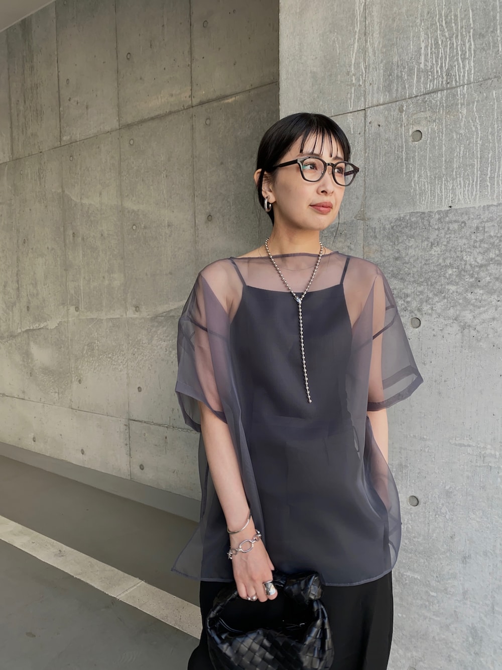 グレー系のシャツ/ブラウス、ブラック系のその他パンツ、ブラック系のサンダルを着用したレディースの夏コーディネートの2枚目の写真