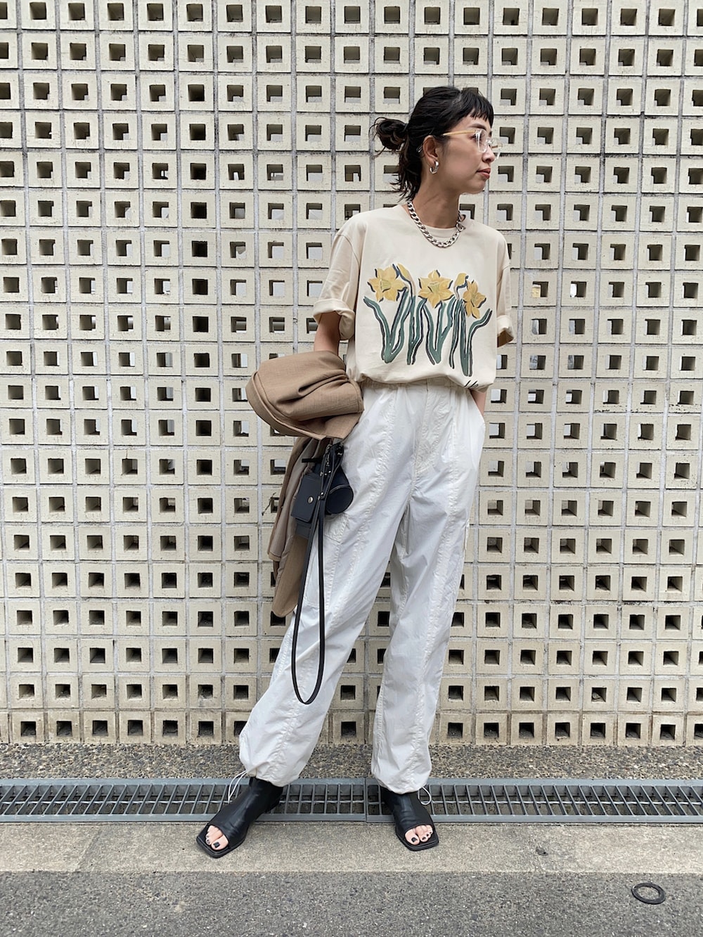 ベージュ系のTシャツ/カットソー、ホワイト系のその他パンツ、ベージュ系のテーラードジャケットを着用したレディースの春コーディネートの5枚目の写真