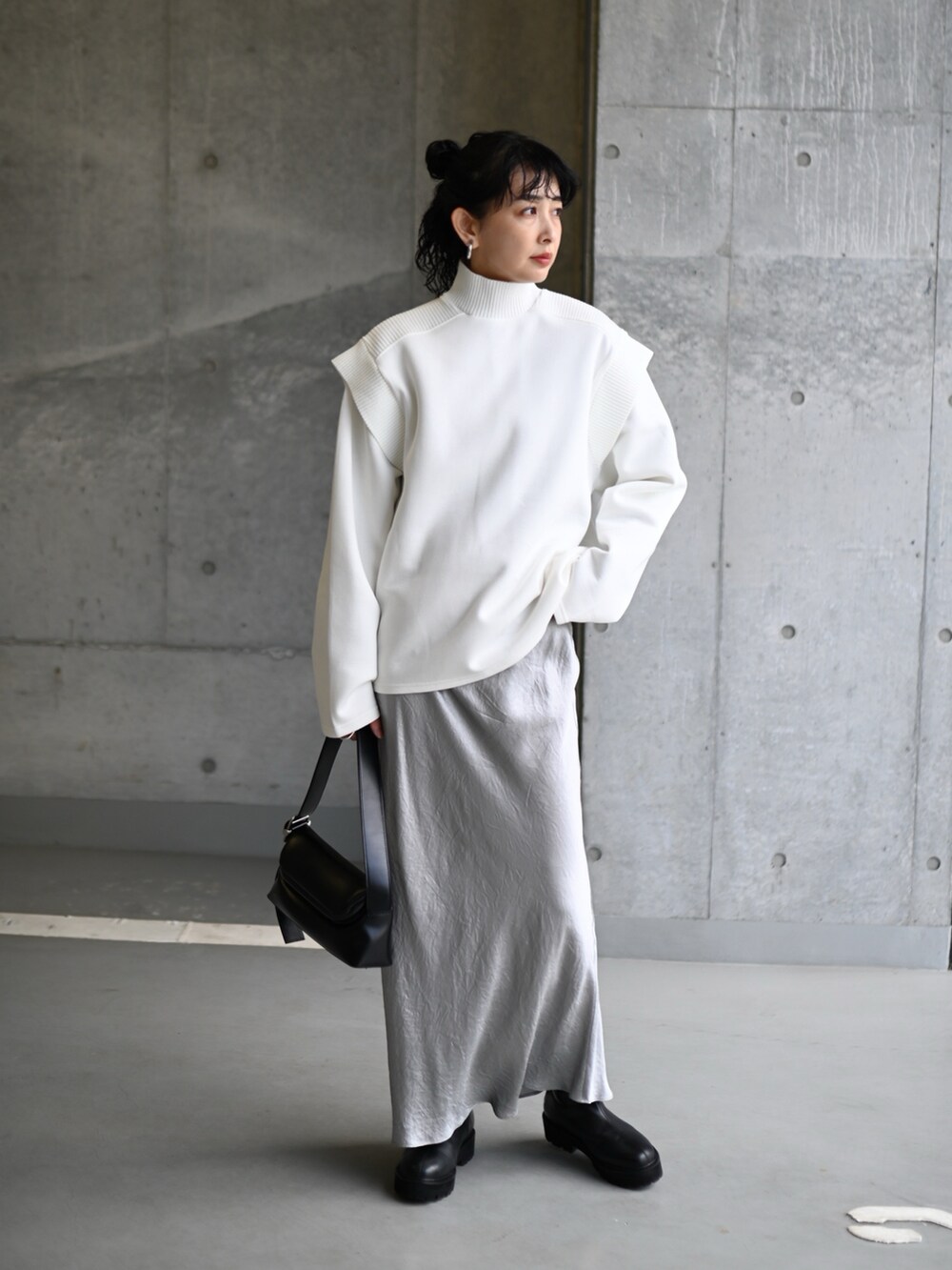 ホワイト系のスウェット、シルバー系のスカート、ブラック系のショルダーバッグを着用したレディースの春コーディネートの2枚目の写真