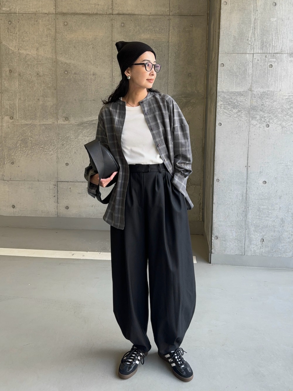 グレー系のシャツ/ブラウス、ブラック系のスラックス、ブラック系のスニーカーを着用したレディースの秋コーディネートの3枚目の写真