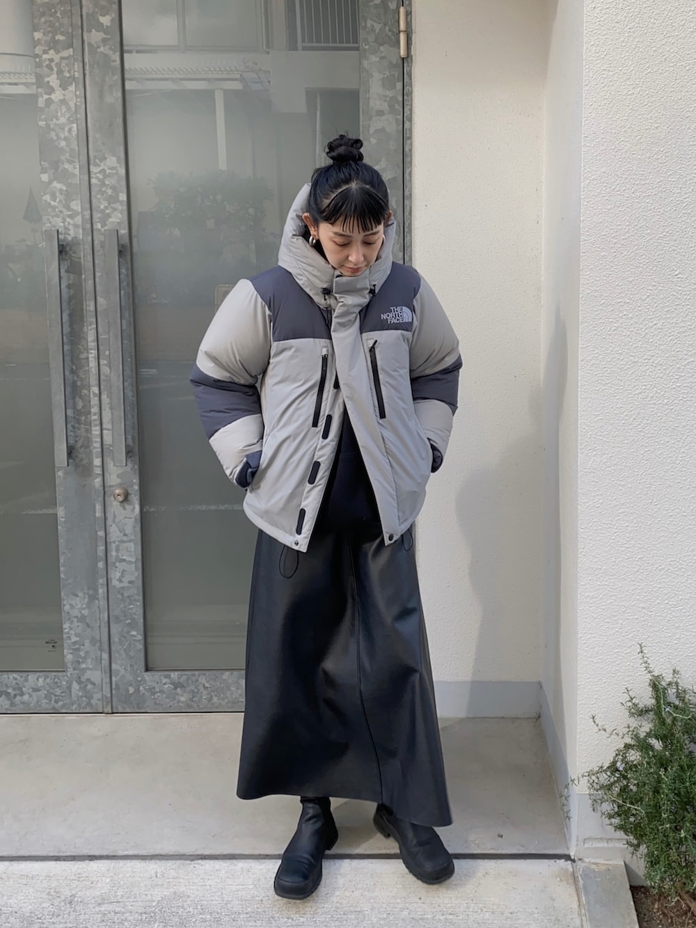 グレー系のその他アウター、ブラック系のスカートを着用したレディースの冬コーディネートの3枚目の写真