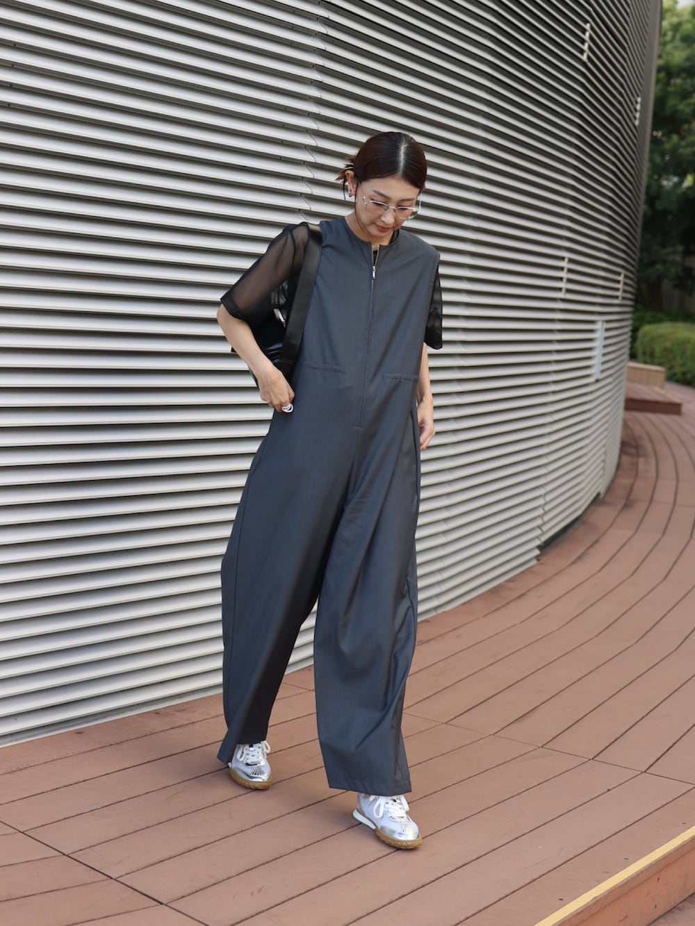 ブラック系のショルダーバッグ、グレー系のつなぎ/オールインワン、シルバー系のスニーカーを着用したレディースの夏コーディネートの3枚目の写真