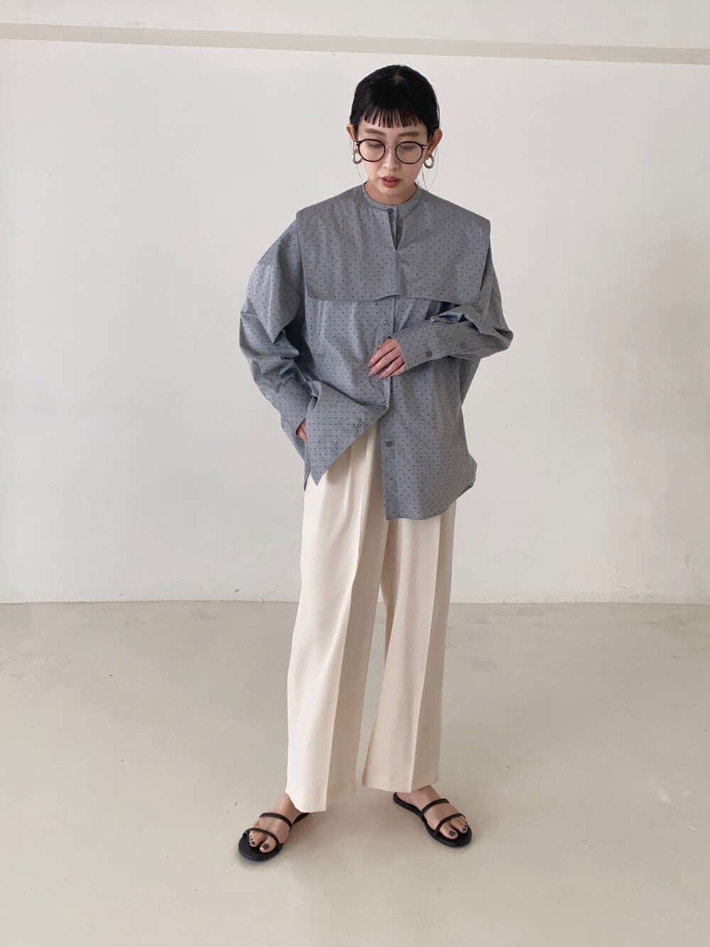 ブラック系のシャツ/ブラウス、ブラック系のサンダルを着用したレディースの春コーディネートの2枚目の写真