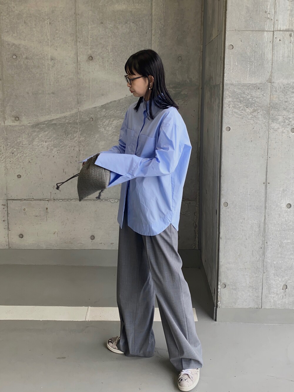 グレー系のスラックス、その他のスニーカー、ブルー系のシャツ/ブラウスを着用したレディースの冬コーディネートの4枚目の写真