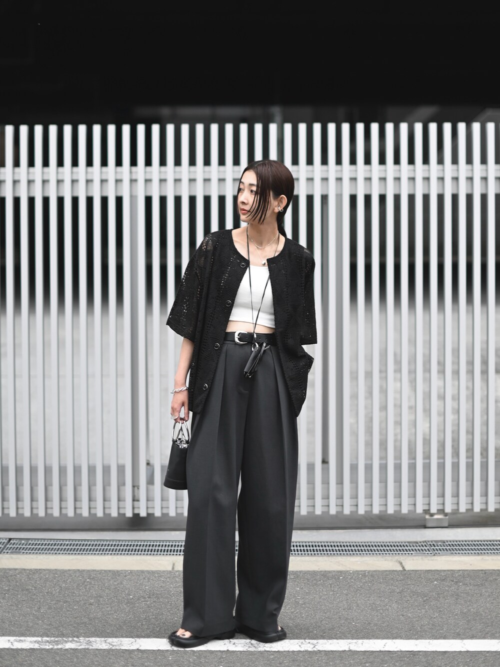 ブラック系のカーディガン/ボレロ、グレー系のその他パンツ、ブラック系のサンダルを着用したレディースの夏コーディネートの4枚目の写真