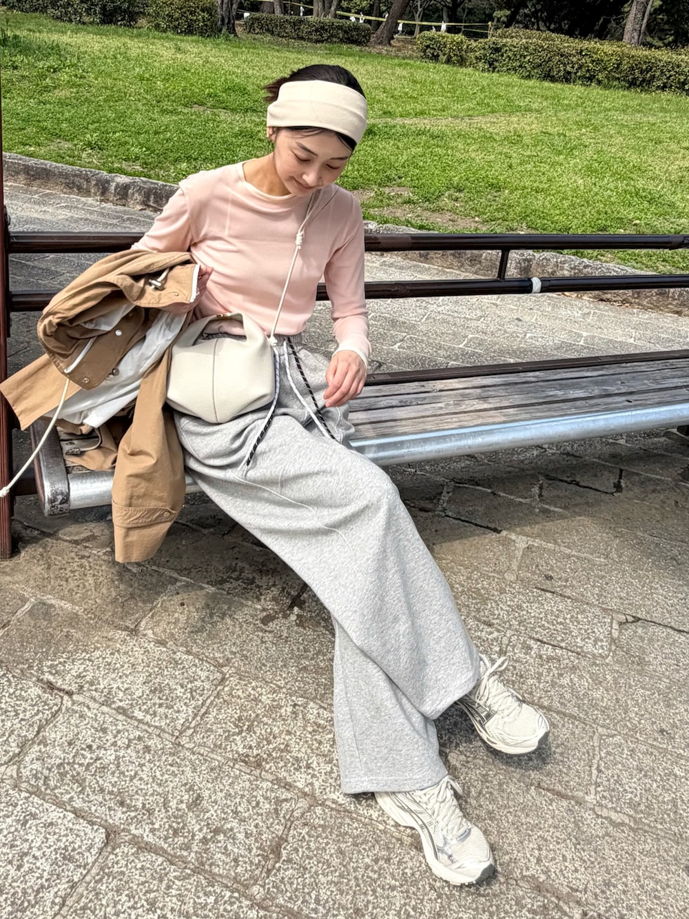 ピンク系のTシャツ/カットソー、グレー系のスウェットパンツ、ホワイト系のショルダーバッグを着用したレディースの春コーディネートの5枚目の写真