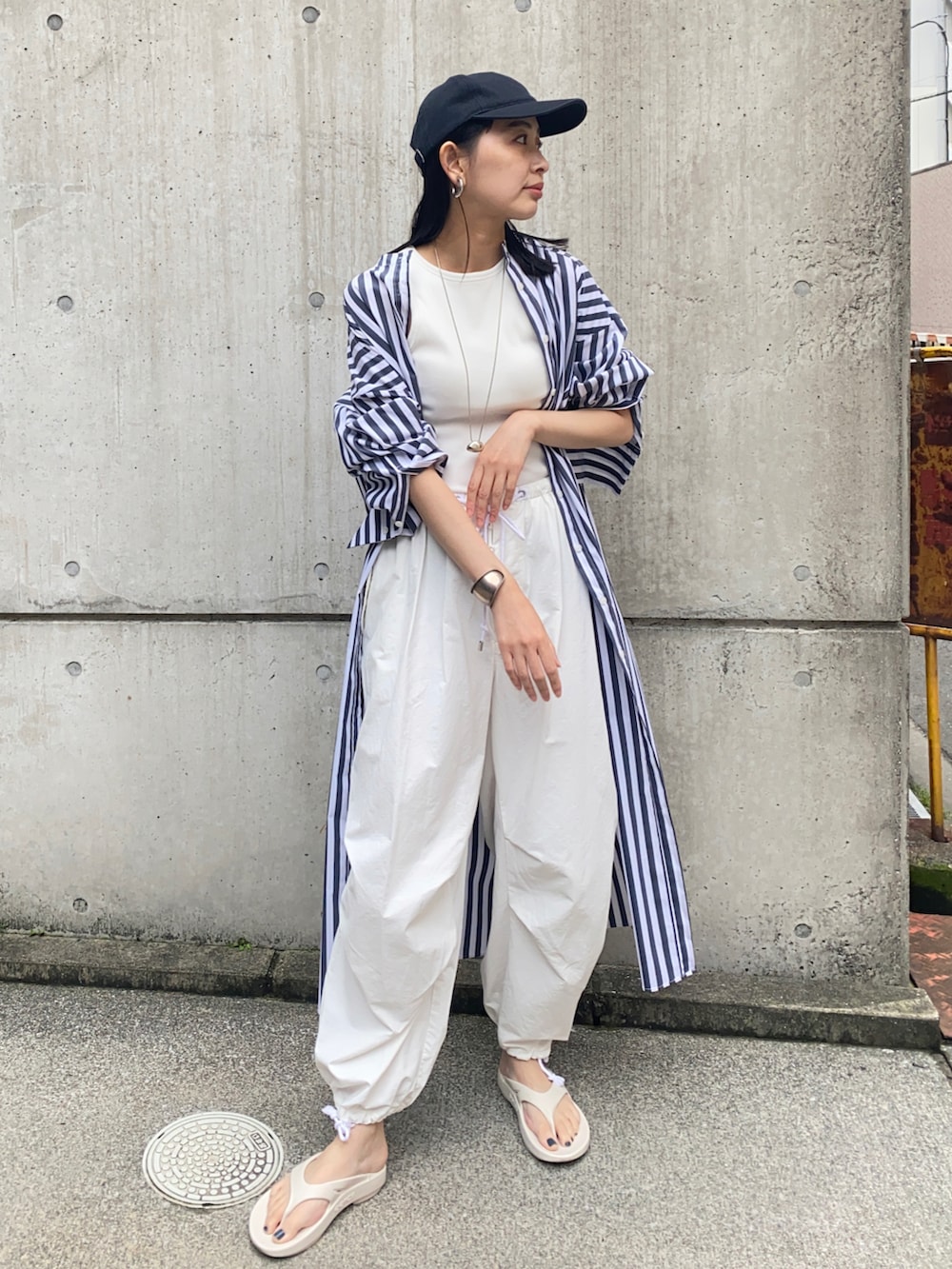 その他のシャツワンピース、ホワイト系のタンクトップ、ホワイト系のその他パンツを着用したレディースの夏コーディネートの2枚目の写真