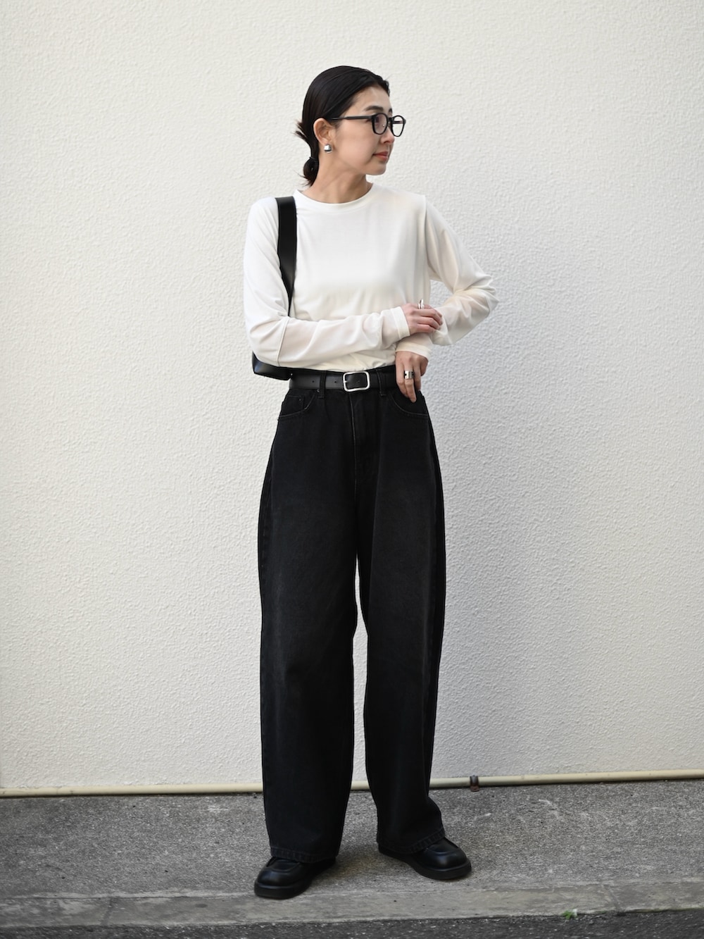 ホワイト系のTシャツ/カットソー、ブラック系のショルダーバッグ、ブラック系のローファーを着用したレディースの春コーディネートの4枚目の写真