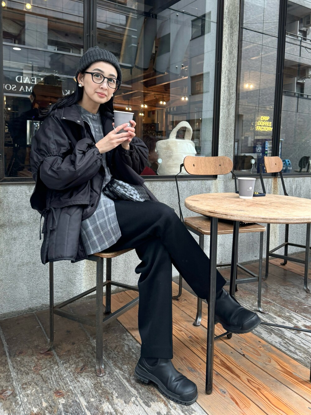 ブラック系のダウンジャケット/コート、グレー系のシャツ/ブラウス、グレー系のスラックスを着用したレディースの秋コーディネートの4枚目の写真