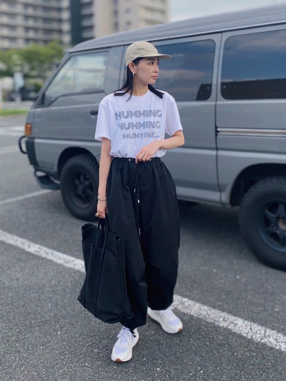 ホワイト系のTシャツ/カットソー、ブラック系のその他パンツ、ブラック系のトートバッグを着用したレディースの夏コーディネートの3枚目の写真