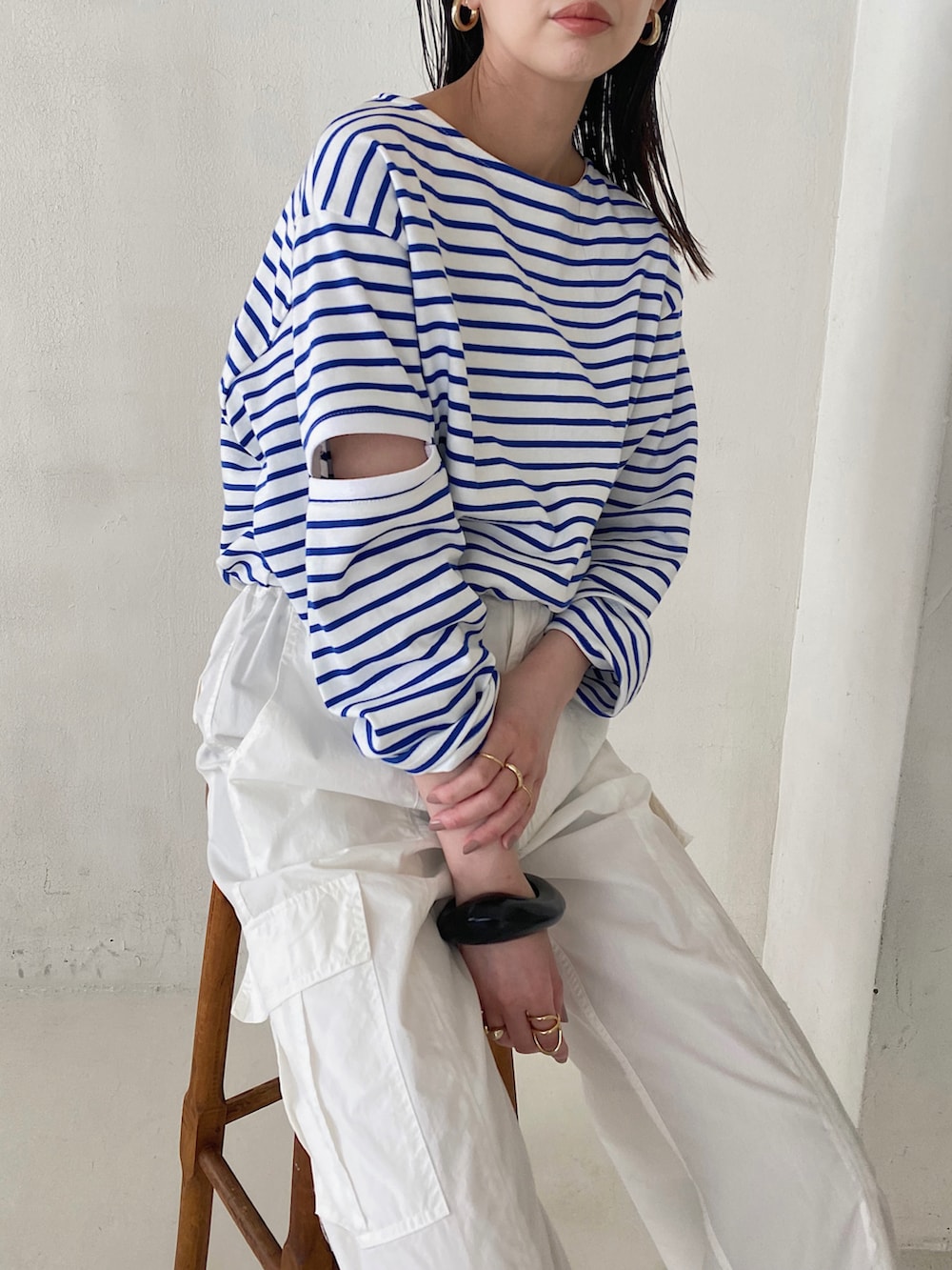 ブルー系のTシャツ/カットソー、ホワイト系のその他パンツを着用したレディースの春コーディネートの2枚目の写真