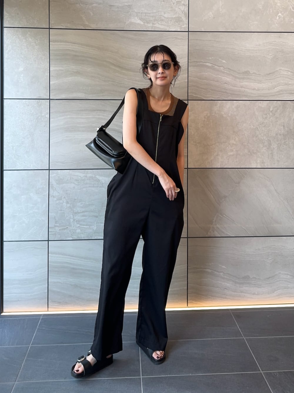 ブラック系のサロペット/オーバーオール、ブラック系のサンダル、ブラック系のショルダーバッグを着用したレディースの夏コーディネートの3枚目の写真