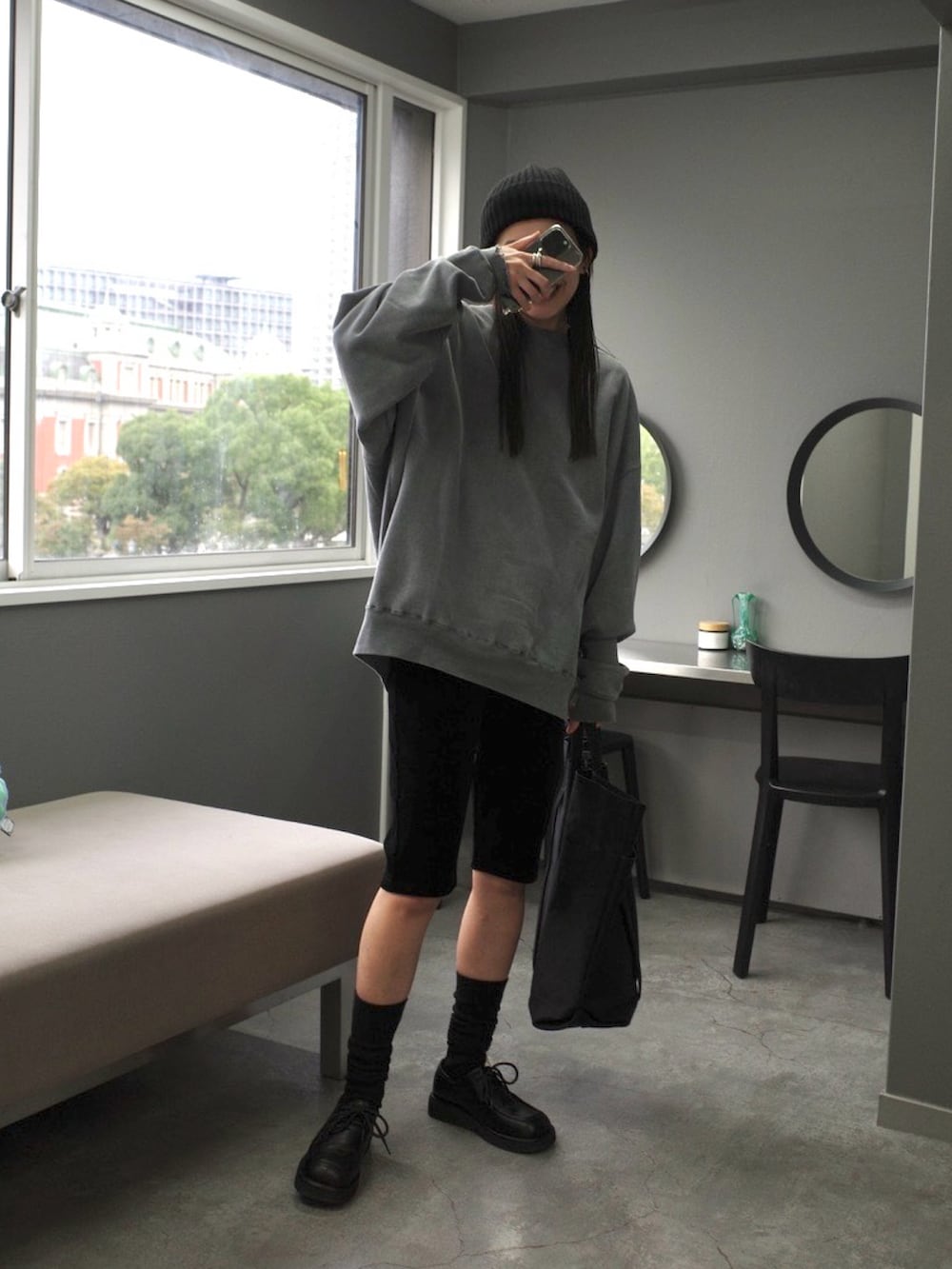 グレー系のスウェット、ブラック系のその他パンツ、ブラック系のローファーを着用したレディースの秋コーディネートの2枚目の写真