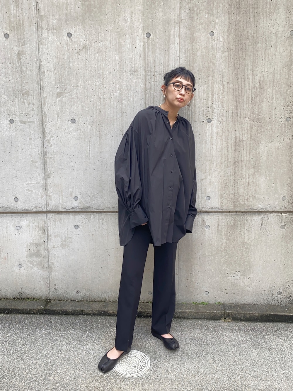 ブラック系のシャツ/ブラウス、ブラック系のその他パンツ、ブラック系のバレエシューズを着用したレディースの秋コーディネートの4枚目の写真