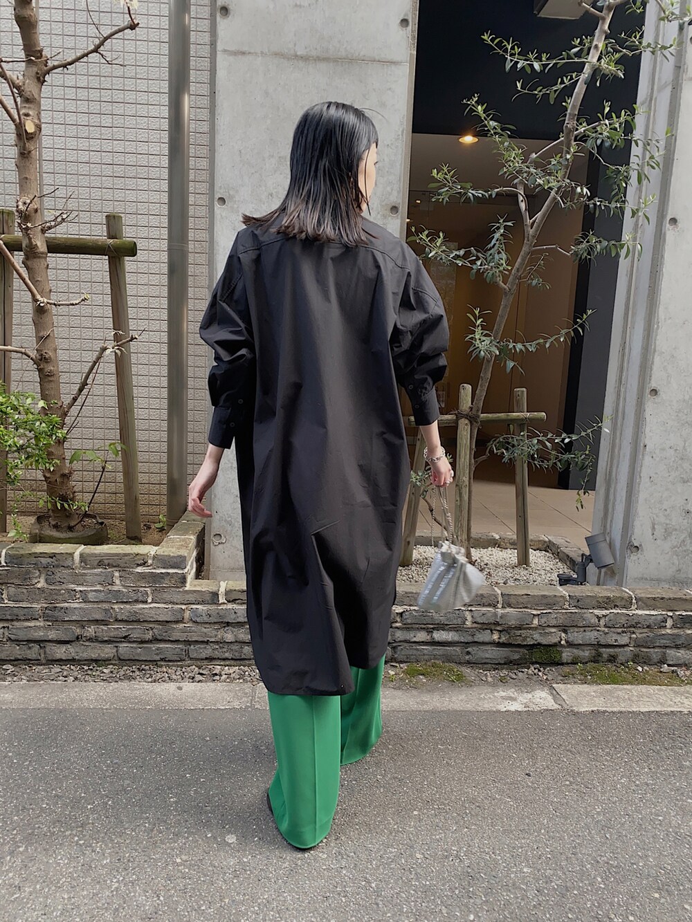 その他のワンピース、シルバー系のショルダーバッグ、グリーン系のその他パンツを着用したレディースの冬コーディネートの2枚目の写真