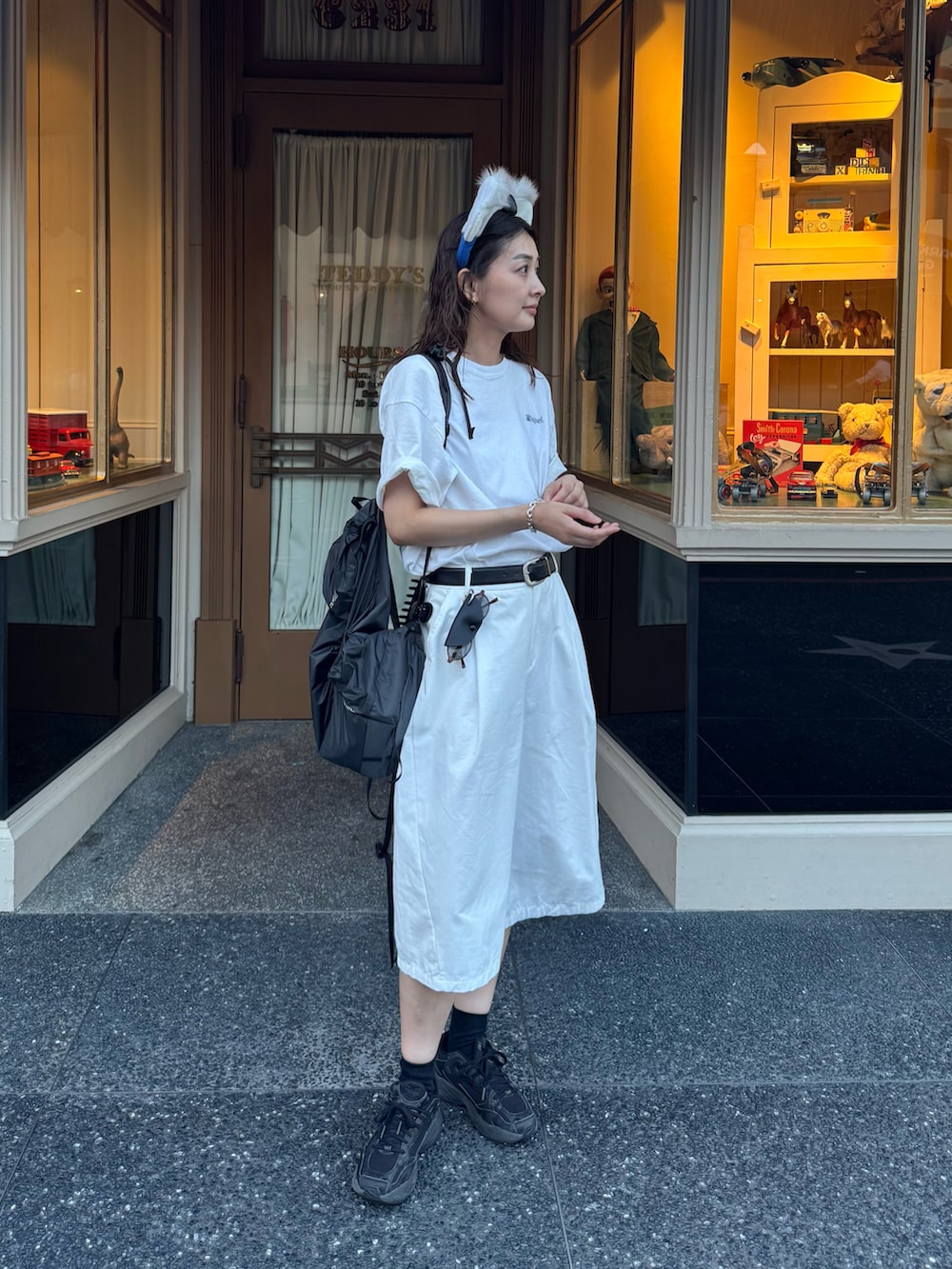 ホワイト系のTシャツ/カットソー、ホワイト系のパンツ、ブラック系のバックパック/リュックを着用したレディースの夏コーディネートの5枚目の写真