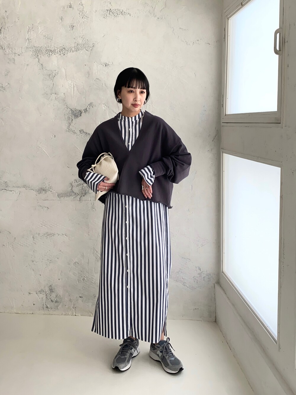 グレー系のスウェット、ホワイト系のショルダーバッグ、その他のシャツワンピースを着用したレディースの春コーディネートの2枚目の写真