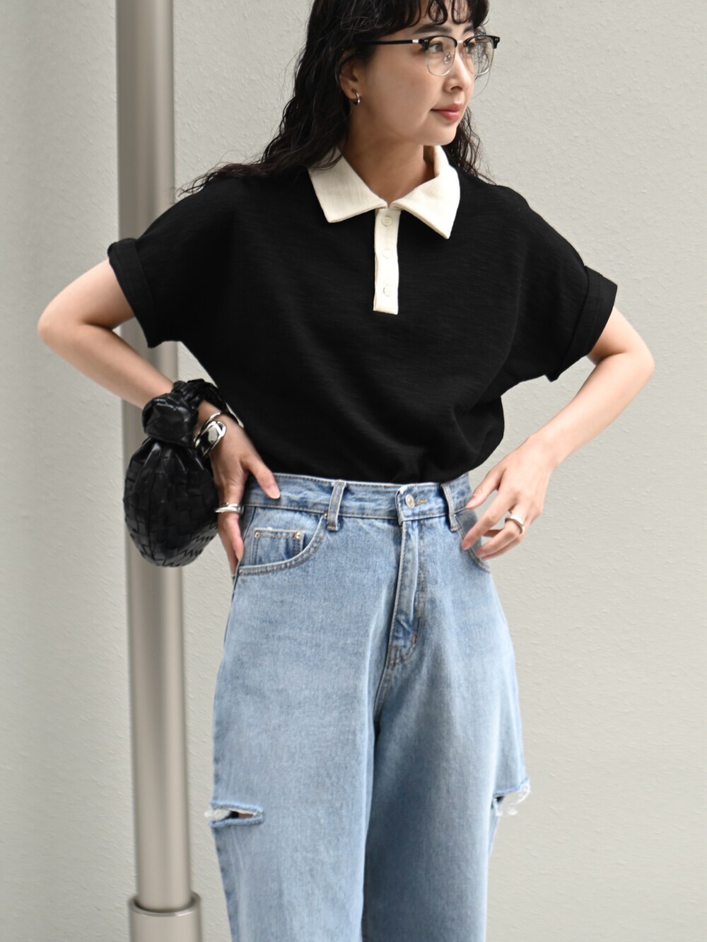 ブラック系のTシャツ/カットソー、ブルー系のデニムパンツ、ブラック系のメガネを着用したレディースの春コーディネートの3枚目の写真