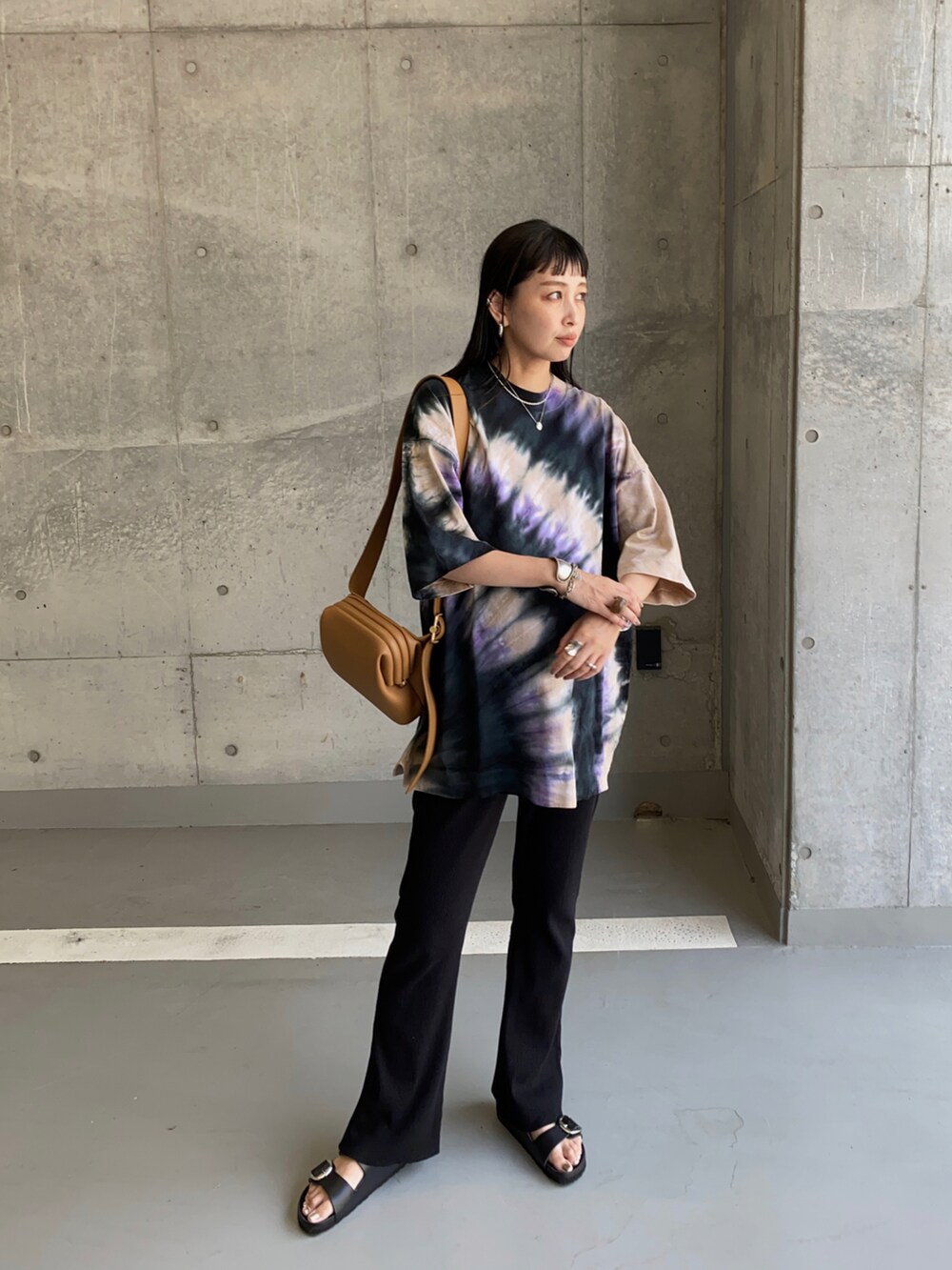 その他のTシャツ/カットソー、ブラック系のサンダル、ブラウン系のショルダーバッグを着用したレディースの秋コーディネートの2枚目の写真