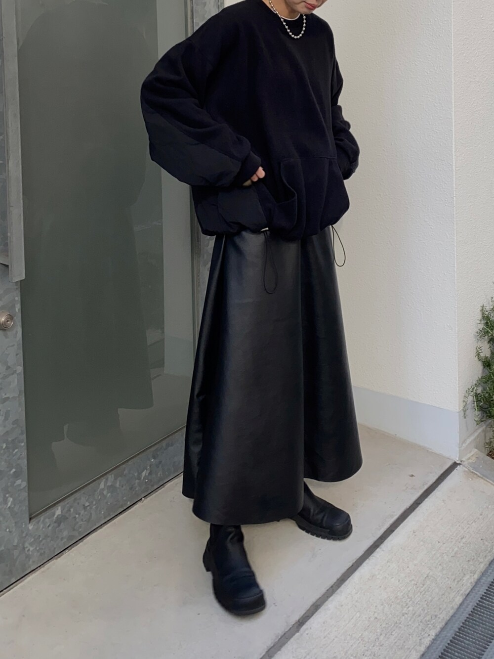 ブラック系のその他トップス、ブラック系のスカート、シルバー系のネックレスを着用したレディースの冬コーディネートの3枚目の写真