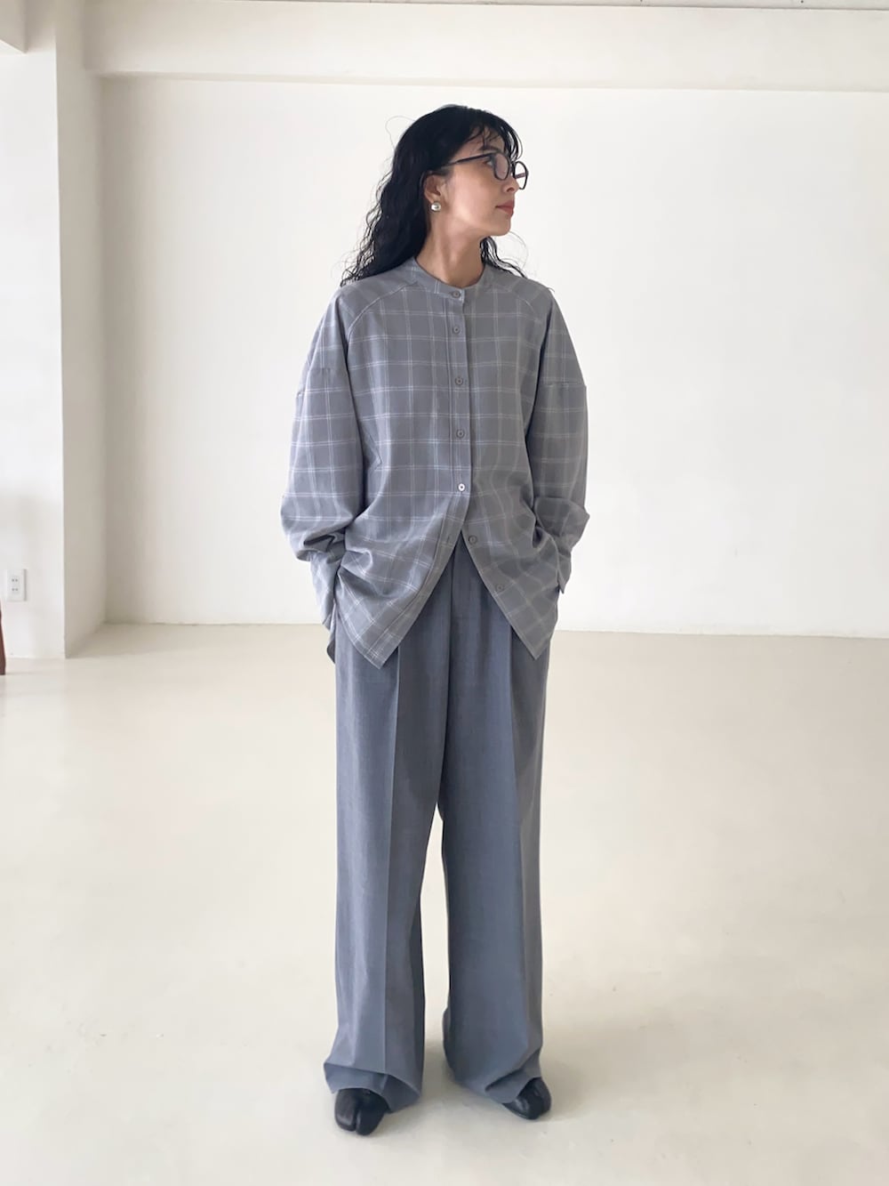 グレー系のシャツ/ブラウス、グレー系のスラックス、ブラック系のバレエシューズを着用したレディースの冬コーディネートの4枚目の写真