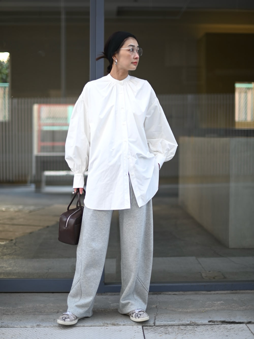 ホワイト系のシャツ/ブラウス、グレー系のスウェットパンツ、その他のスニーカーを着用したレディースの春コーディネートの2枚目の写真